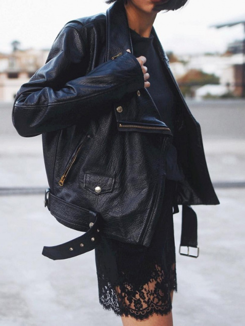 Rien de tel qu'un perfecto oversize pour rock'n'rolliser une robe sexy !