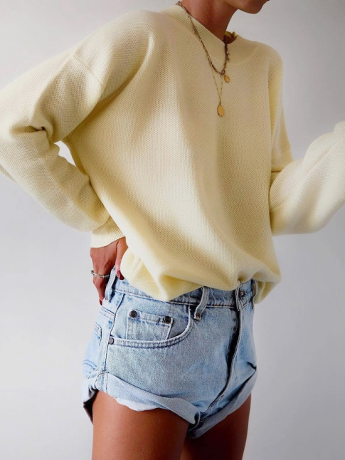 Rien de tel qu'un sweat jaune pour accompagner un jean bleu dlav !