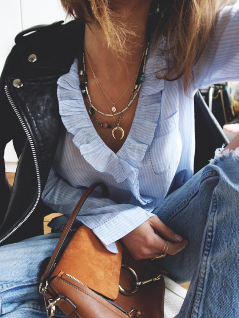 Perfecto + blouse raye + accumulation de fins colliers = le bon mix