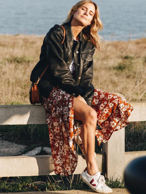 Blouson en cuir + jupe fluide 7/8 fleurie = le bon mix