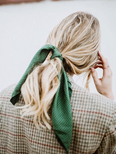 Le foulard imprim nou dans les cheveux permet de participer  de discrets - mais efficaces - mix and match