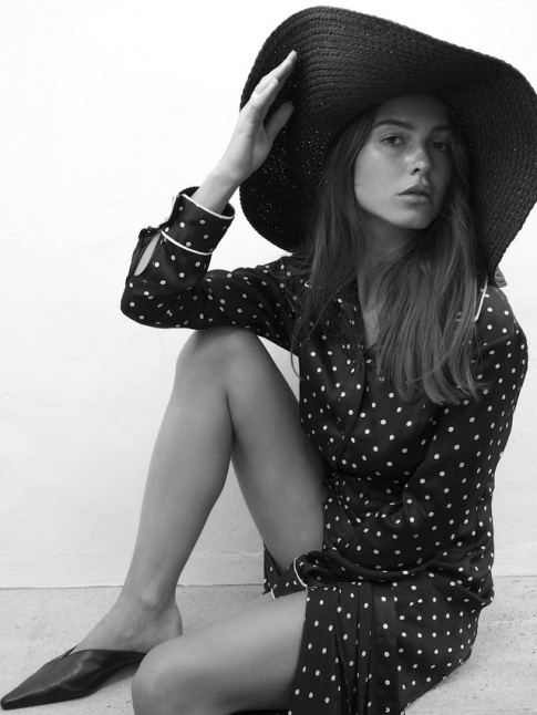 Robe chemise  pois + capeline en paille noire = le bon mix