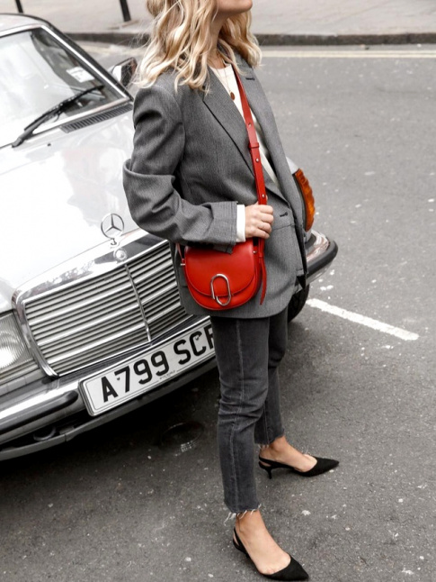 Rien de tel qu'une touche de rouge pour twister un look gris/noir