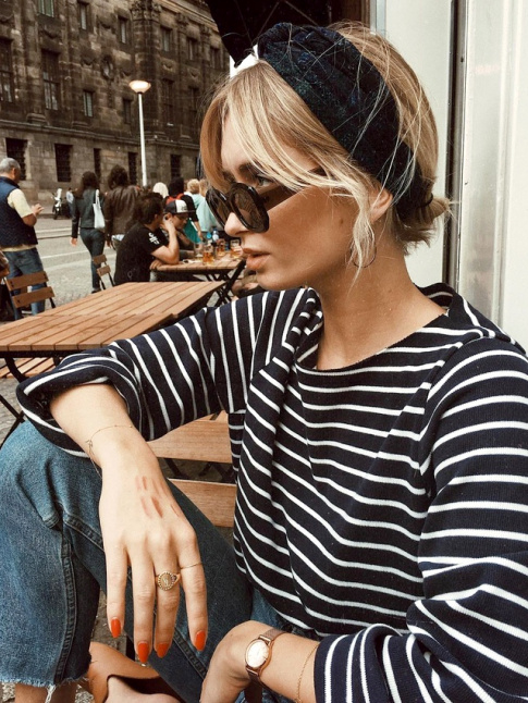 Bandeau noir + marinire = le bon mix