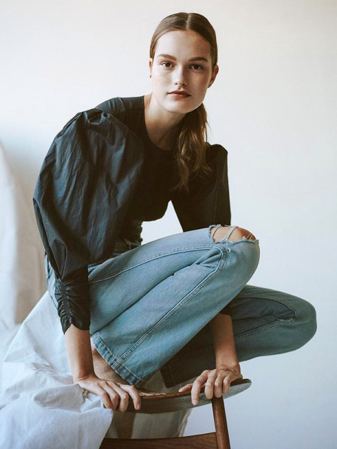 Oui au telescopage entre jean destroyed et blouse romantique chic !