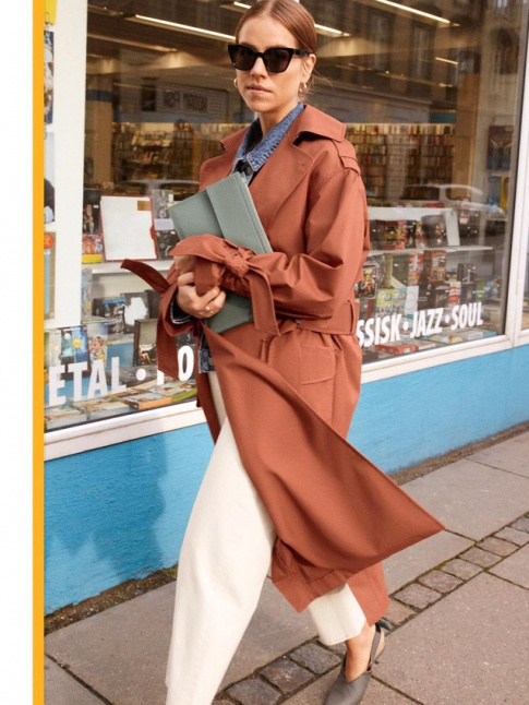 Trench rouille + pantalon blanc + chemise en jean = le bon mix