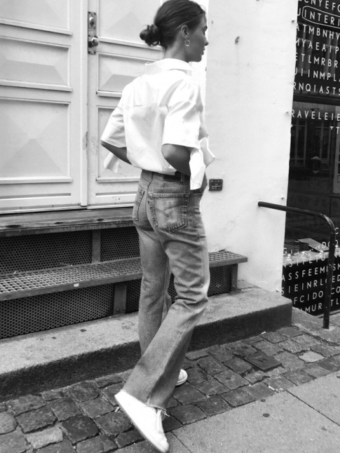 Baskets blanches + jean flare + chemise blanche = le bon mix