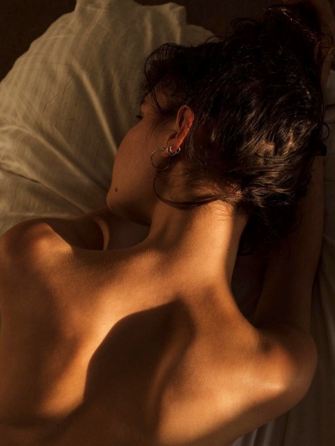 Entre ombre et lumire, le corps fminin se fait intensment mystrieux...