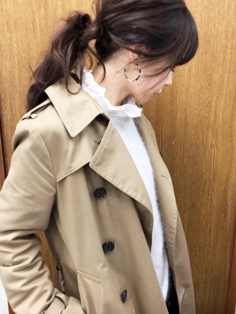 Trench + blouse  collerette blanche + pull angora = le bon mix