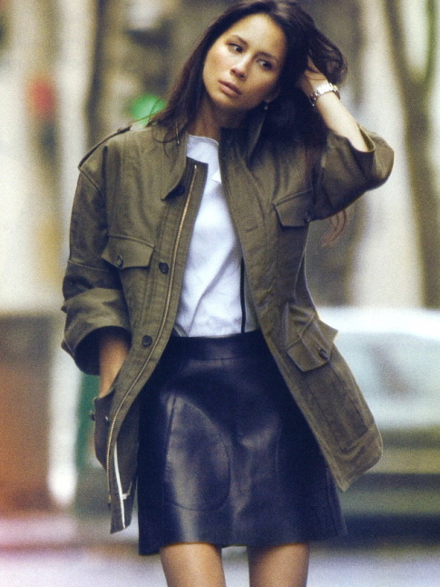 Parka kaki + mini jupe en cuir trapze = le bon mix