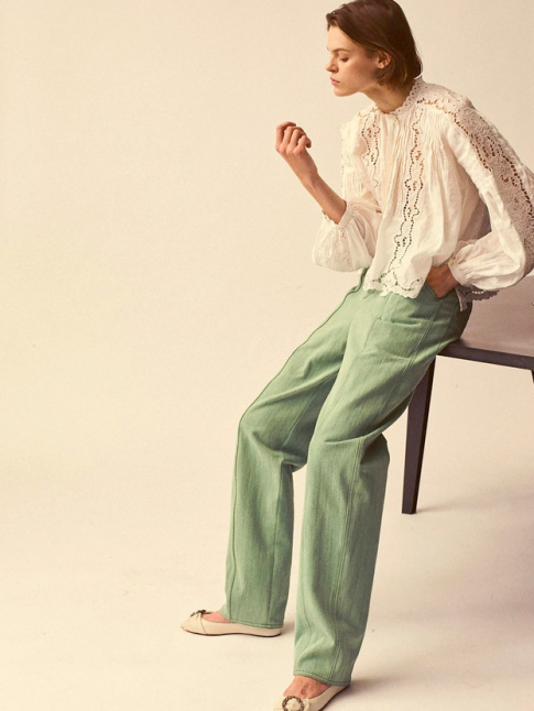 Pantalon large vert amande + blouse en dentelle = le bon mix