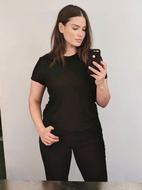 Un maquillage lumineux permet de sublimer la simplicit du total look noir jean/tee-shirt