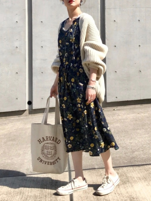 pais gilet + robe fleurie midi + baskets = le bon mix