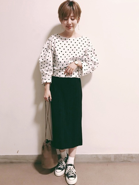 Blouse  pois + jupe droite midi + baskets = le bon mix