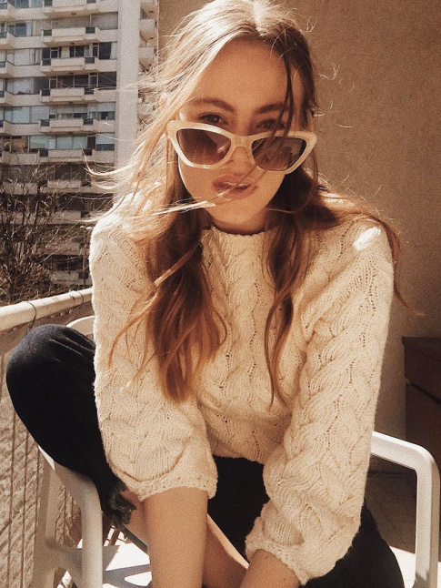 Petit pull finement torsad + lunettes de star + cheveux  demi dtachs = le bon mix