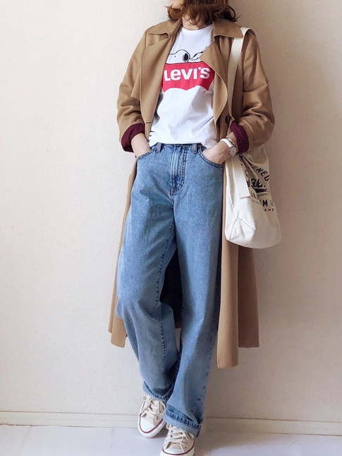Jean large + trench mi-long + tee-shirt blanc fantaisie = le bon look