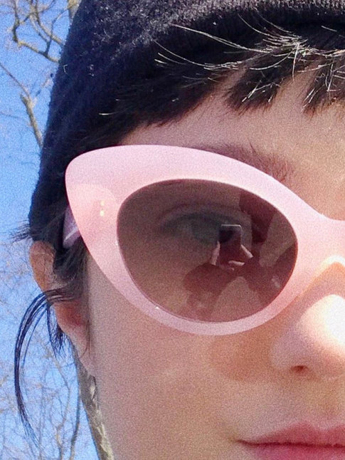Mlant forme glamour et coloris girly, ces lunettes de soleil ont tout bon !