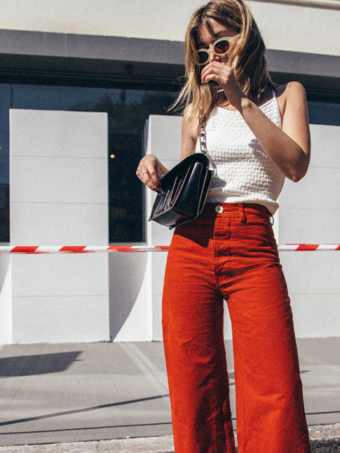 Le jean rouge large 7/8 taille haute, l'atout casual chic du printemps !