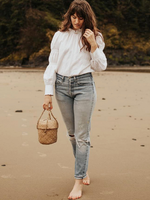 Panier tress + blouse blanche romantique + jean dchir = le bon mix