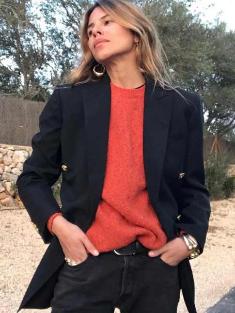 Oui au petit pull rouge exhausteur de look !