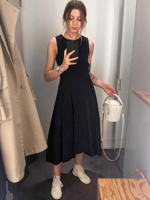 Robe classique minimaliste + baskets blanches montantes = le bon mix