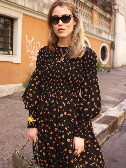 La robe longue fleurie sur fond noir, toujours dans l'air du temps !