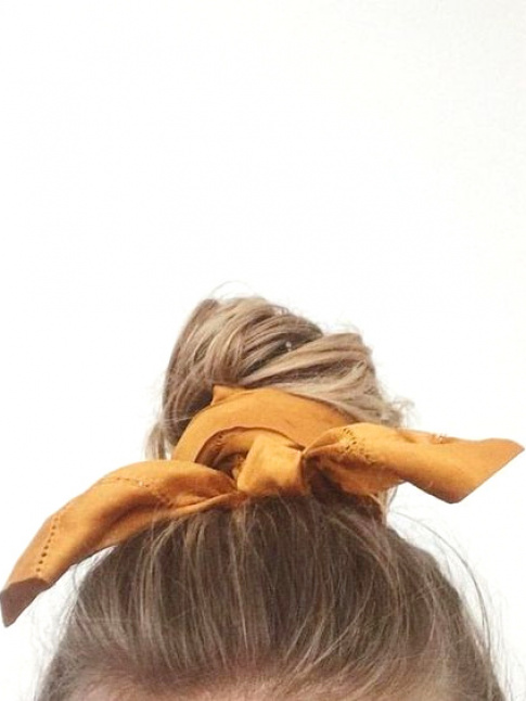 Chignon haut + foulard = le bon mix
