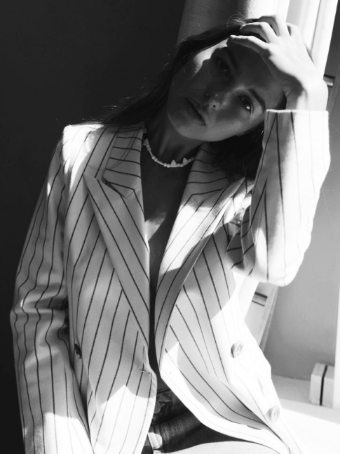 Rien de tel qu'un blazer ray pour rchauffer le trio tee-shirt/501/collier Massa !