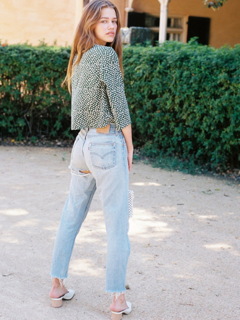 Jean droit lgrement destroyed + top nineties romantique + longue chevelure = le bon mix