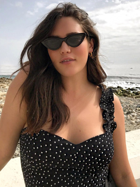 Lunettes de soleil no cat-eyes + pois blanc sur fond noir = le bon mix