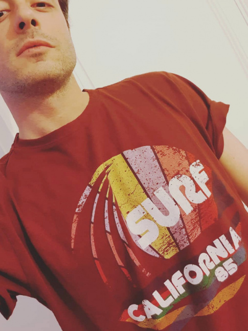 On piquerait bien  ce jeune homme son tee-shirt rtro cool !