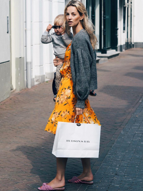 Oui au gros gilet enfil  la va-vite sur une jolie robe fleurie !