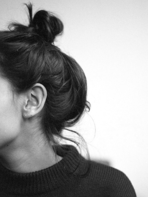 Difficile de faire plus fminin que le chignon haut flou...
