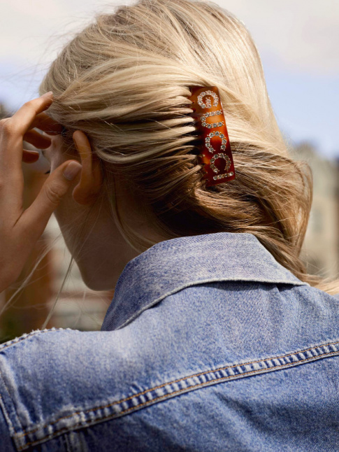 Rien de tel qu'un peigne chic pour twister un look casual !