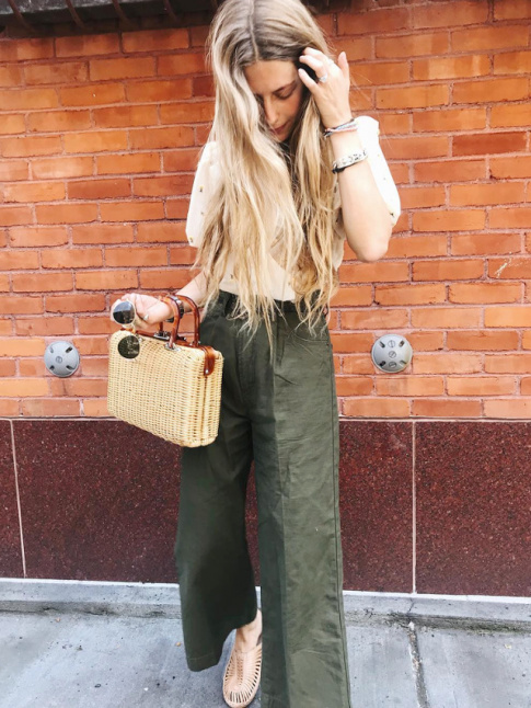 Rien de tel qu'un pantalon kaki pour twister un look girly avec -propos !