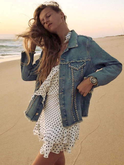 Oui au tlescopage entre petite robe  pois et veste en jean cloute !