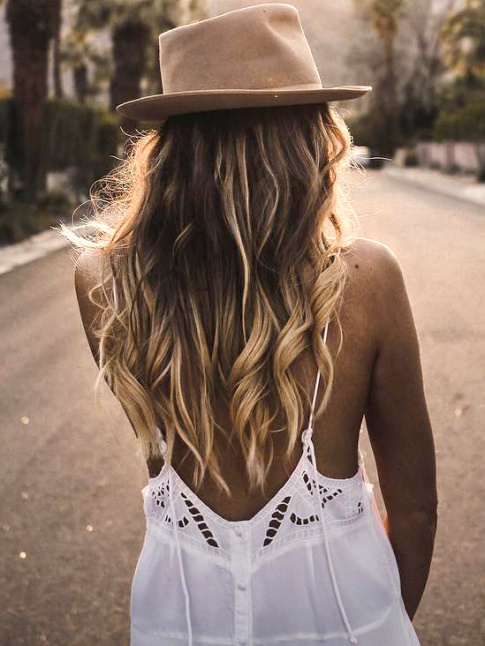 Boucles ombres + robe blanche en dentelle anglaise = le bon mix