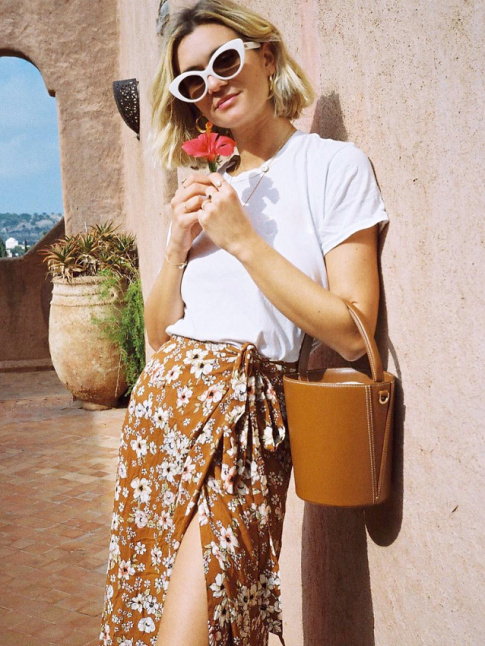 Rien de tel que des accessoires de caractre pour accompagner le duo jupe fleurie/tee-shirt blanc