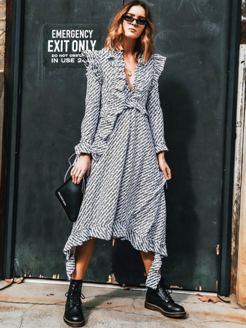 Robe mi-longue froufoutante + godillots = le bon mix