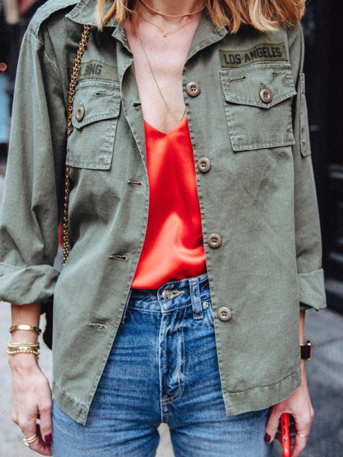 Rien de tel qu'une chemise army pour ddramatiser un top en soie !