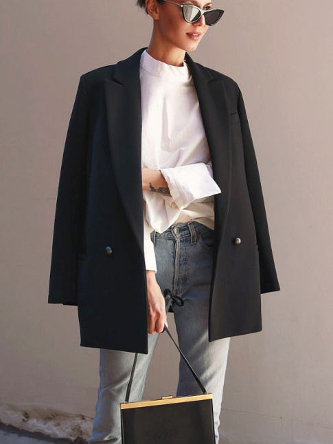 Rien de tel qu'un jean bleu dlav pour twister un look chic !