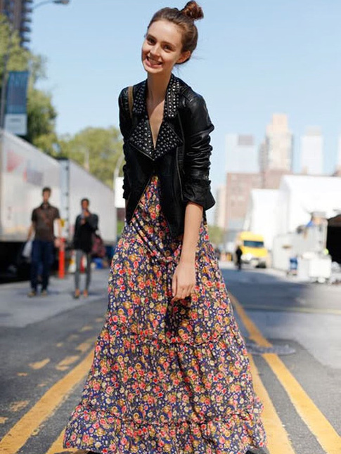Robe fleurie hippisante + perfecto en cuir noir + chignon haut = le bon mix