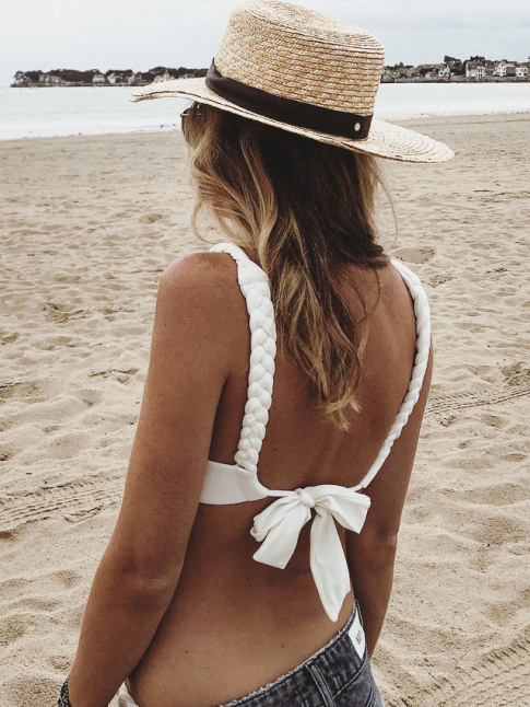 Avec ses bretelles tresses et son noeud dorsal, ce bikini ne manque pas de charme