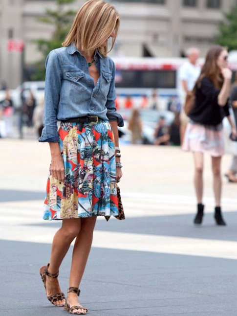 Chemise en jean + jupe imprime colore + sandales lopard = le bon mix