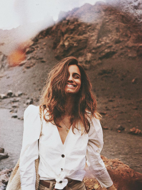 Rien de tel qu'une coiffure dsinvolte et naturelle pour patiner un haut de caractre !