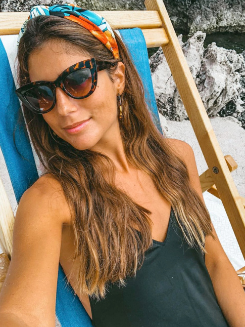 Bandeau turban imprim + cheveux longs + maxi lunettes de soleil = le bon mix