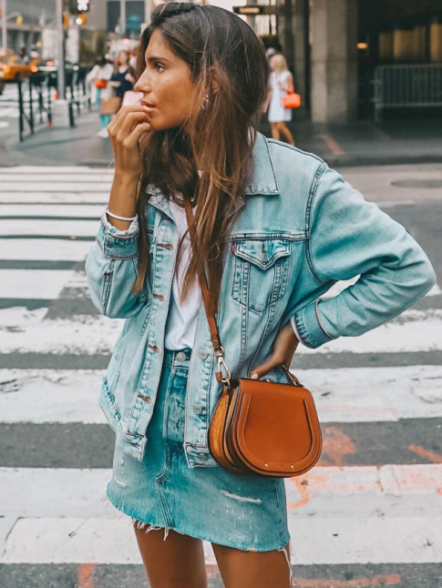 Rien de tel qu'un petit sac fauve pour rehausser un duo de pices en jean !