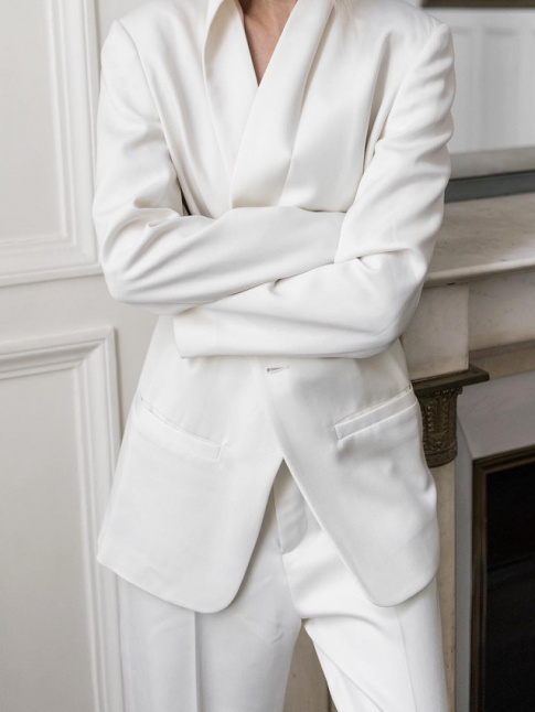 Le costume blanc immacul, une bonne alternative  la classique robe de marie !