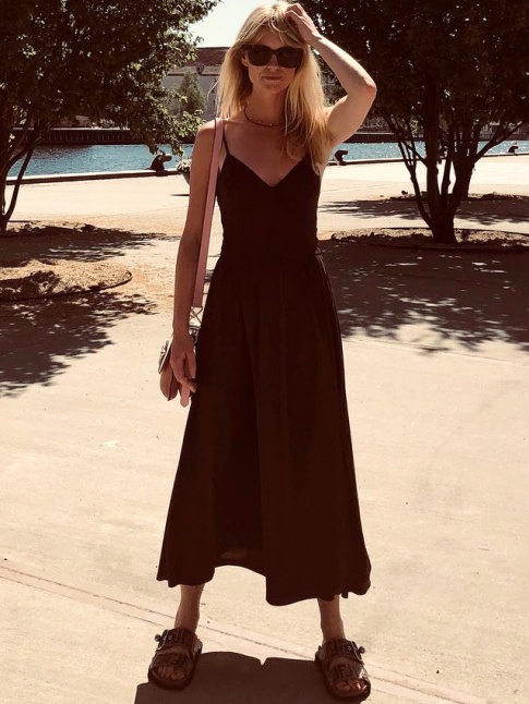 Longue robe noire estivale + Birkenstock  = le bon mix