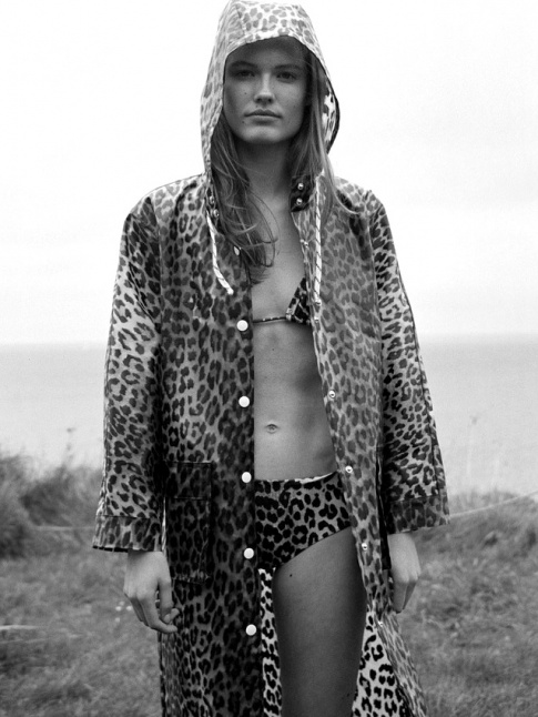 Mme  la plage et sous la pluie, le lopard continue de s'imposer
